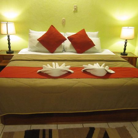 Hotel Jaguar Inn Tikal Exteriör bild