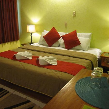Hotel Jaguar Inn Tikal Exteriör bild