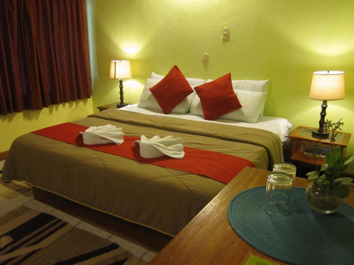 Hotel Jaguar Inn Tikal Exteriör bild