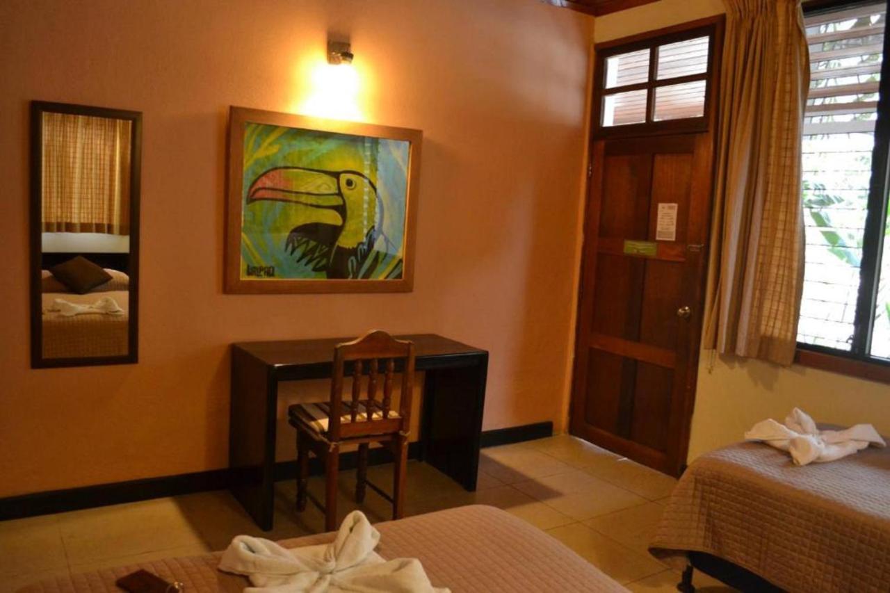 Hotel Jaguar Inn Tikal Exteriör bild