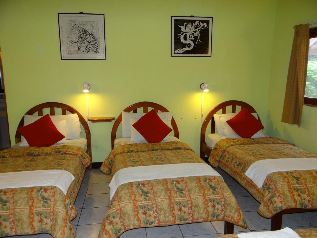 Hotel Jaguar Inn Tikal Exteriör bild