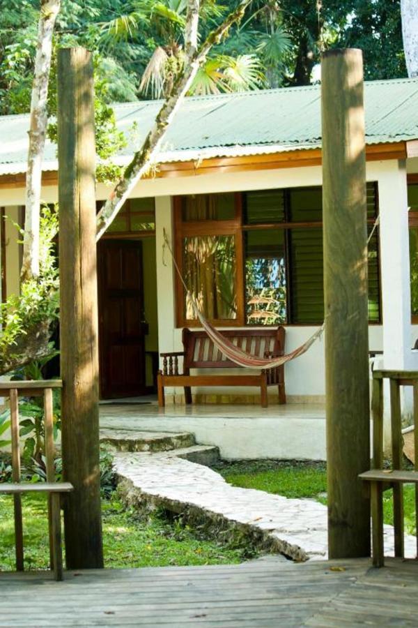 Hotel Jaguar Inn Tikal Exteriör bild