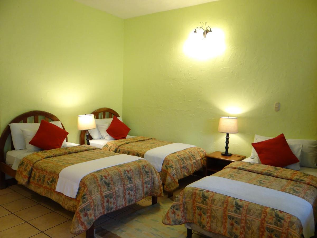 Hotel Jaguar Inn Tikal Exteriör bild