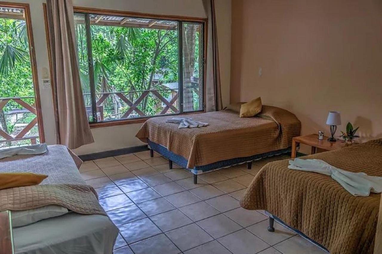 Hotel Jaguar Inn Tikal Exteriör bild
