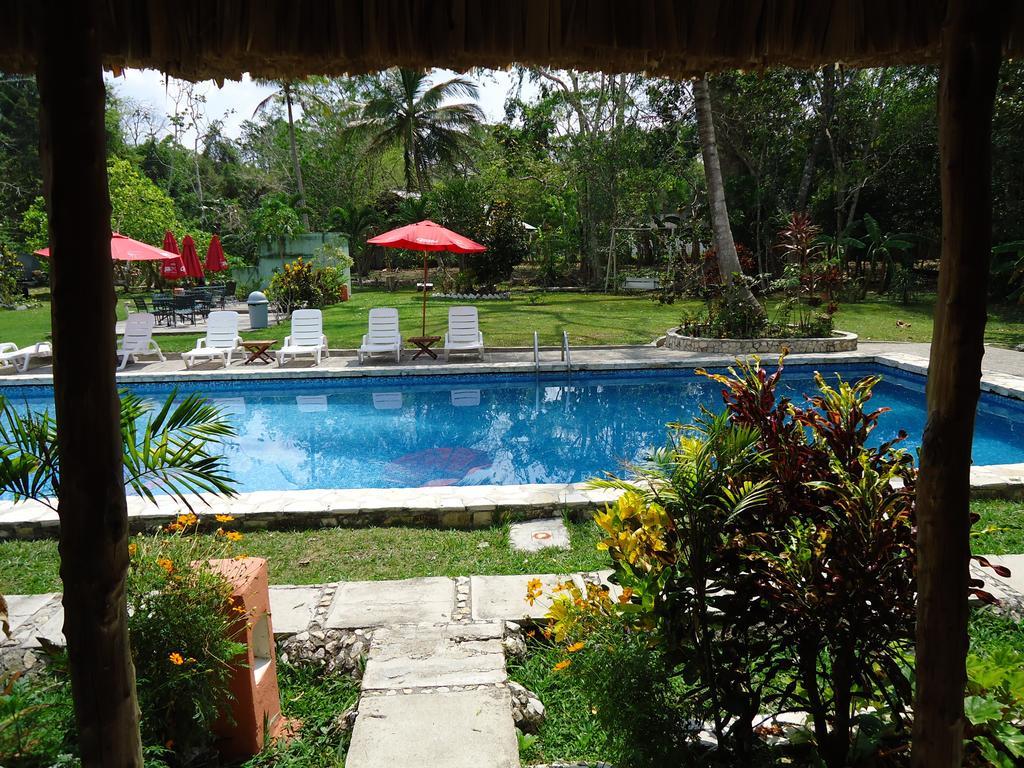 Hotel Jaguar Inn Tikal Exteriör bild