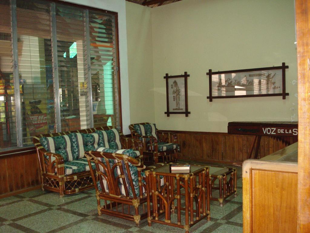 Hotel Jaguar Inn Tikal Exteriör bild