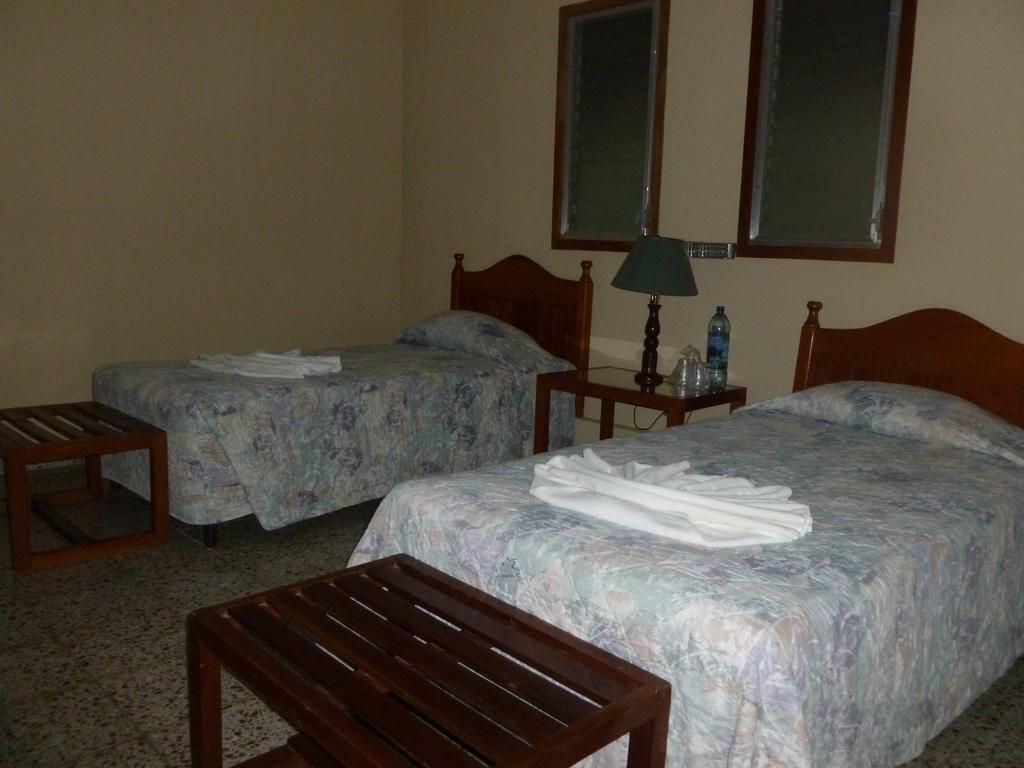 Hotel Jaguar Inn Tikal Exteriör bild