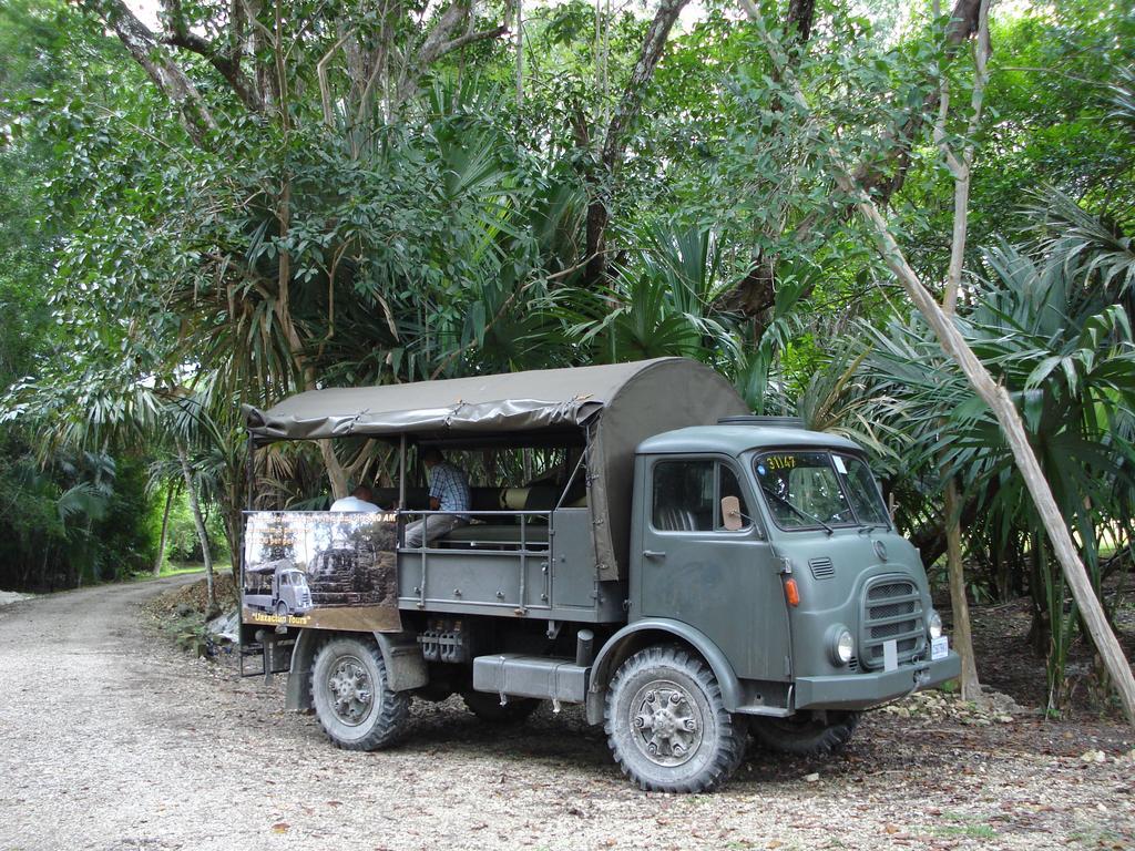 Hotel Jaguar Inn Tikal Exteriör bild