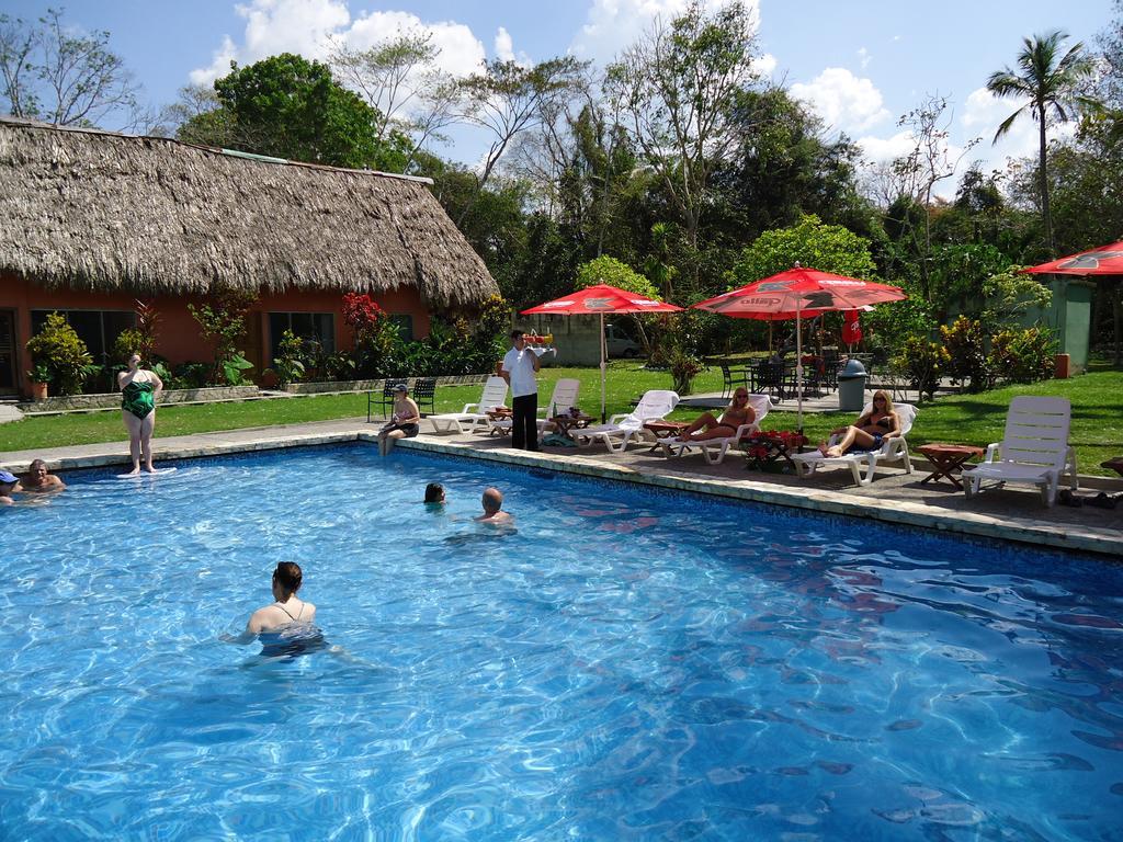 Hotel Jaguar Inn Tikal Exteriör bild
