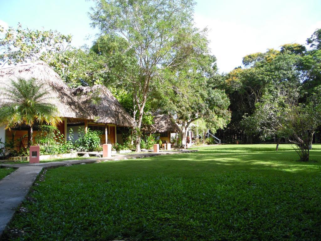 Hotel Jaguar Inn Tikal Exteriör bild