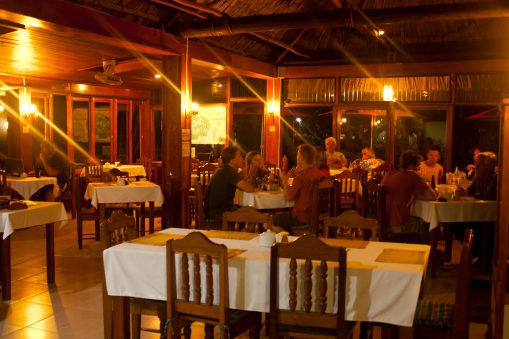 Hotel Jaguar Inn Tikal Exteriör bild