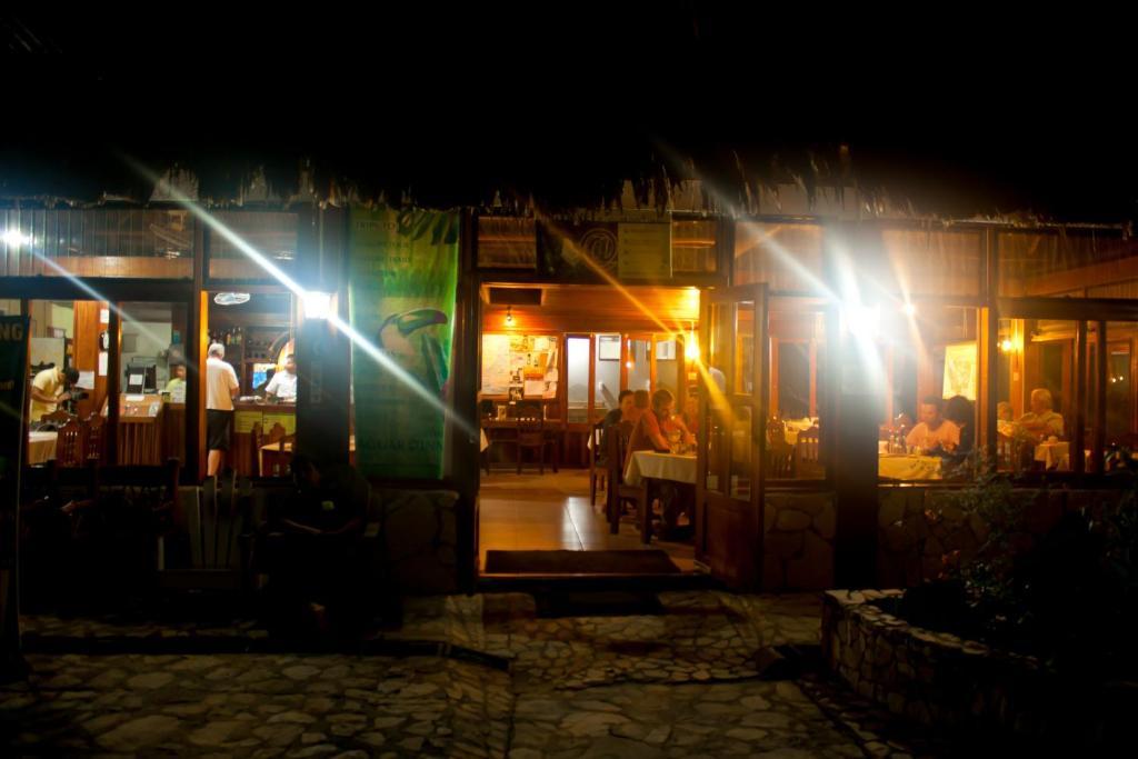 Hotel Jaguar Inn Tikal Exteriör bild