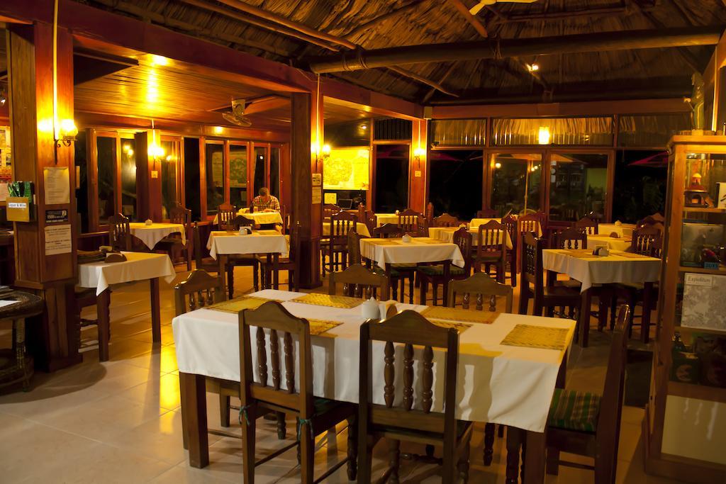 Hotel Jaguar Inn Tikal Exteriör bild