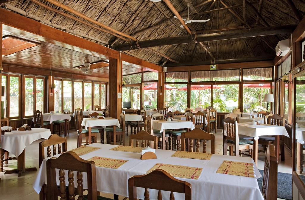 Hotel Jaguar Inn Tikal Exteriör bild