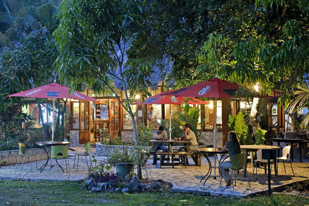 Hotel Jaguar Inn Tikal Exteriör bild