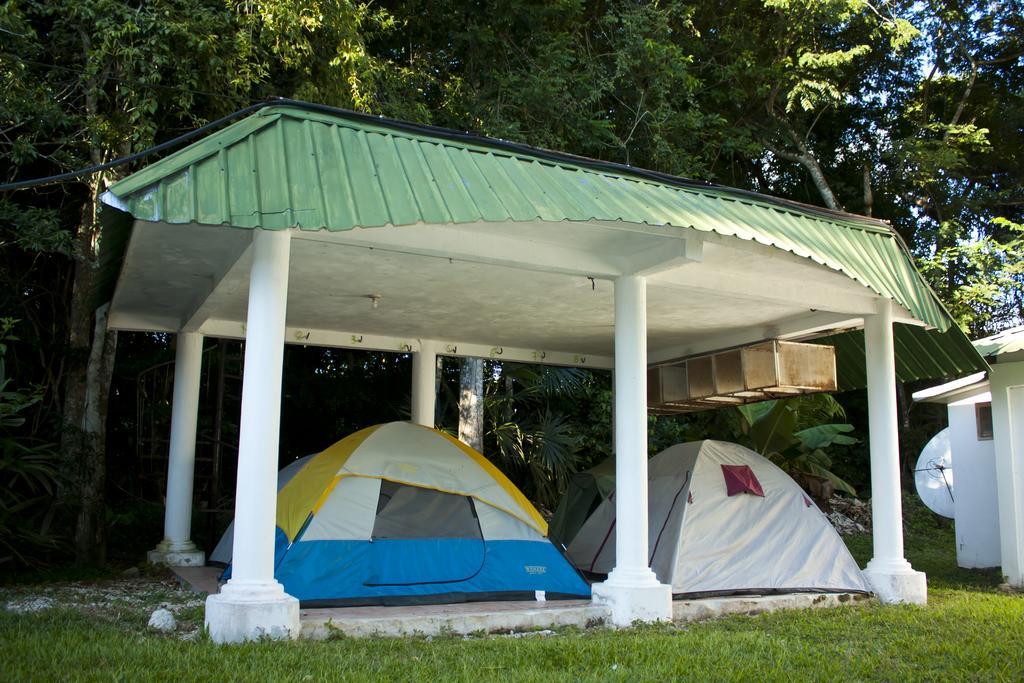 Hotel Jaguar Inn Tikal Exteriör bild