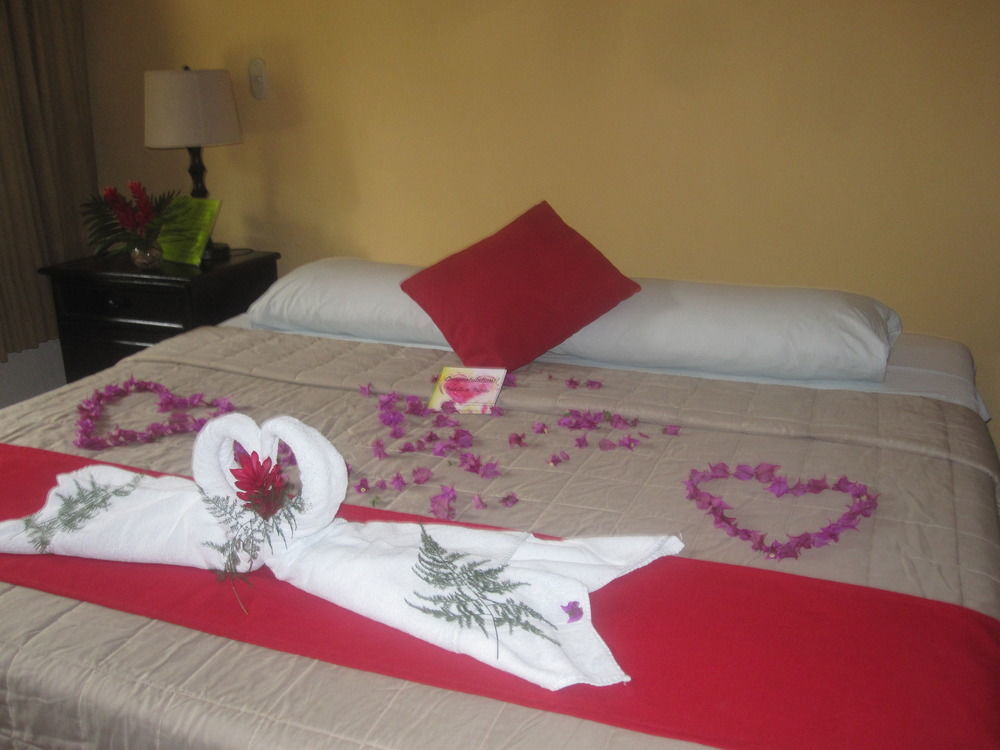 Hotel Jaguar Inn Tikal Exteriör bild