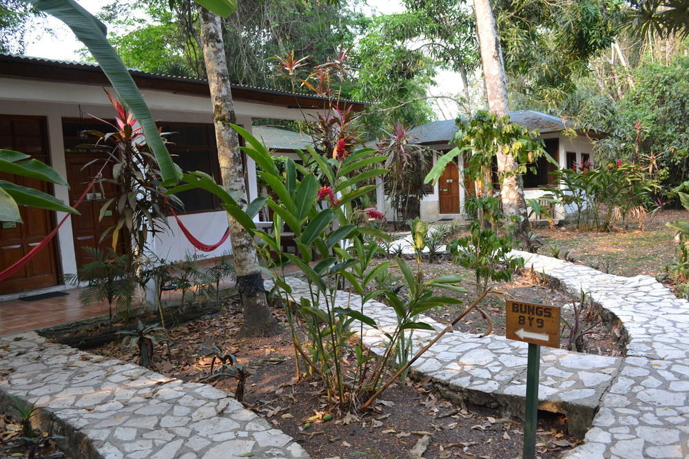 Hotel Jaguar Inn Tikal Exteriör bild