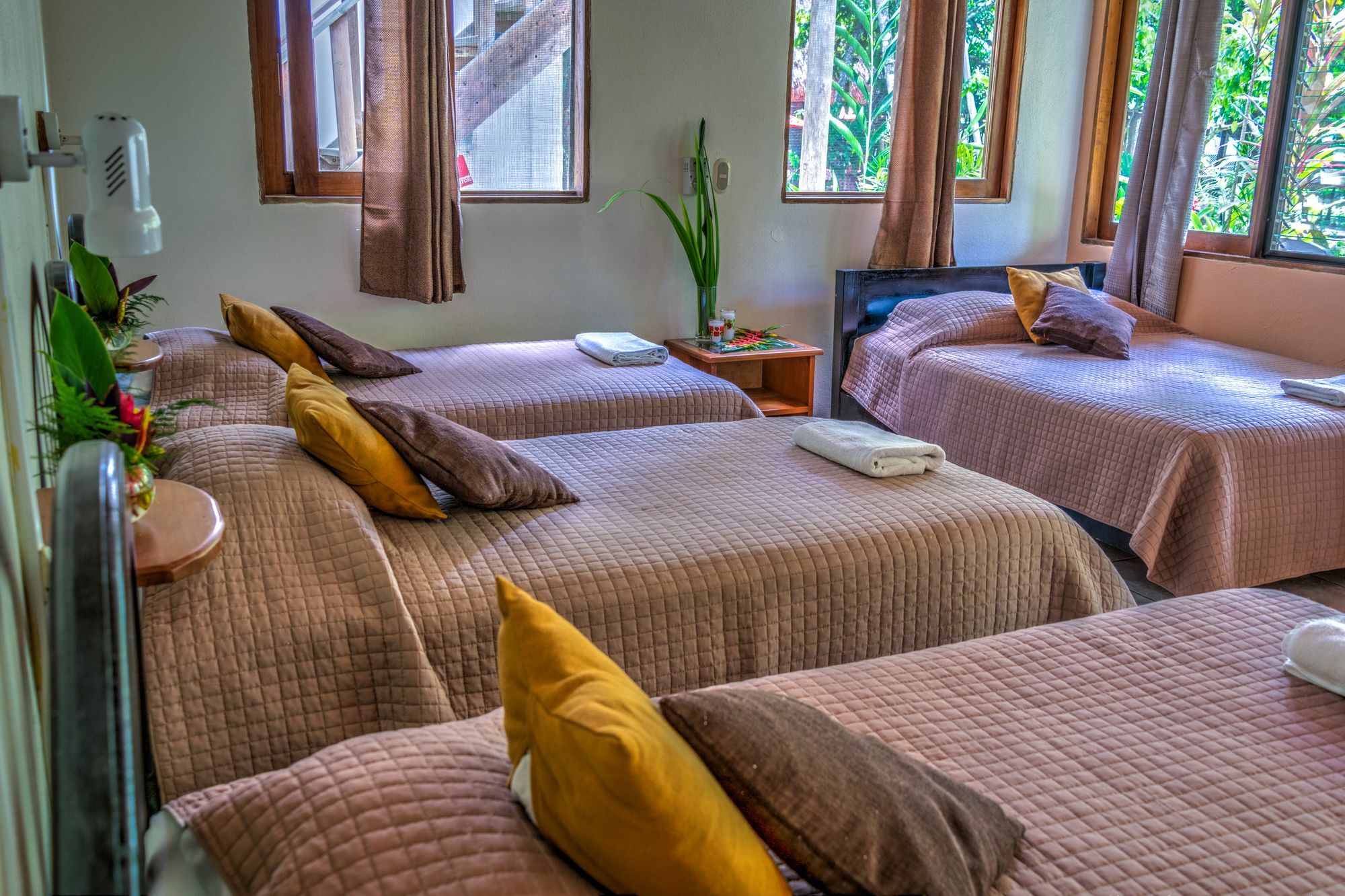 Hotel Jaguar Inn Tikal Exteriör bild