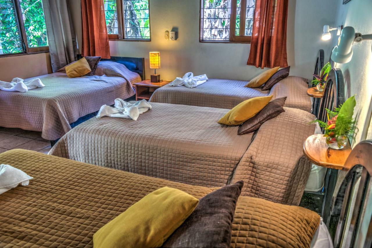 Hotel Jaguar Inn Tikal Exteriör bild