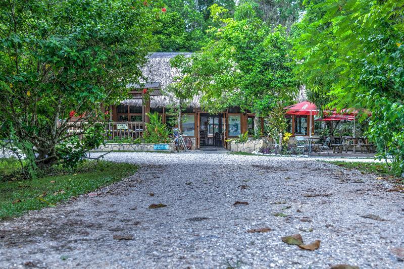 Hotel Jaguar Inn Tikal Exteriör bild
